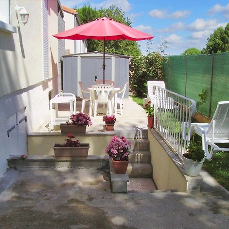 Appartement Charmant A Breuillet Avec Jardin Spacieux Kültér fotó