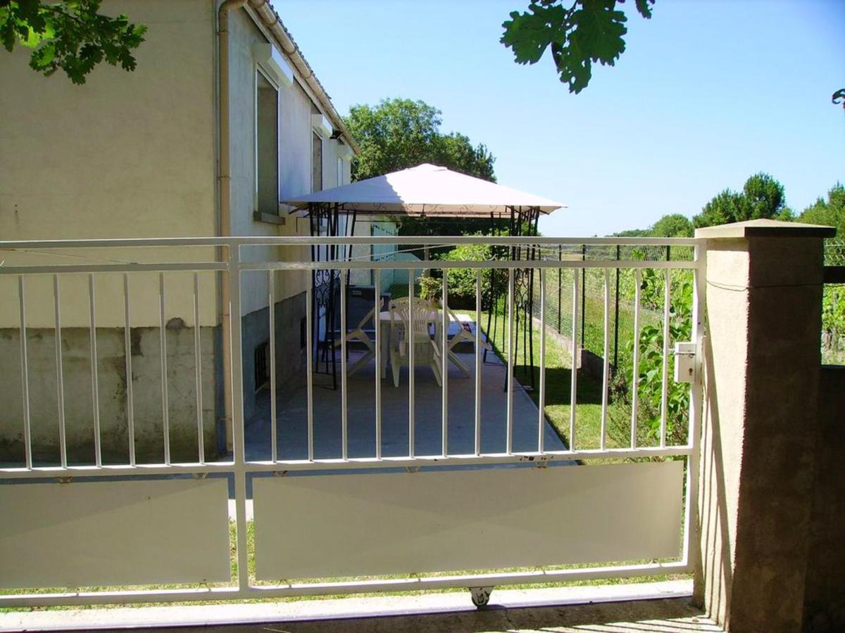 Appartement Charmant A Breuillet Avec Jardin Spacieux Kültér fotó