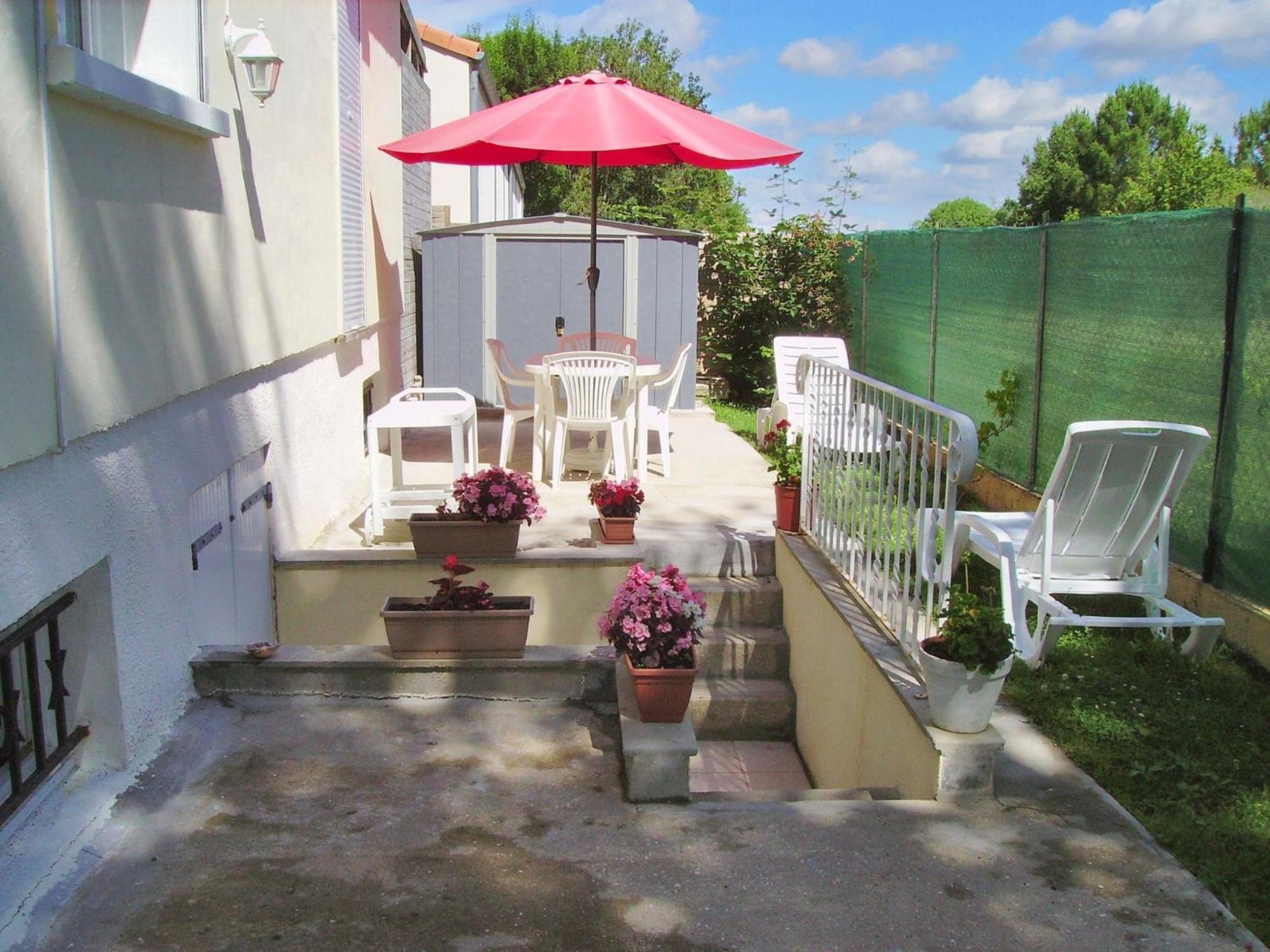 Appartement Charmant A Breuillet Avec Jardin Spacieux Kültér fotó